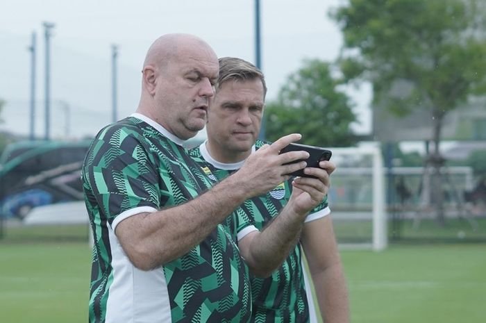 Bojan Hodak berdiri di pinggir lapangan bersama asistennya Igor Tolic