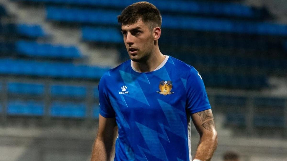 Dejan Racic mengenakan jersey Bhayangkara FC