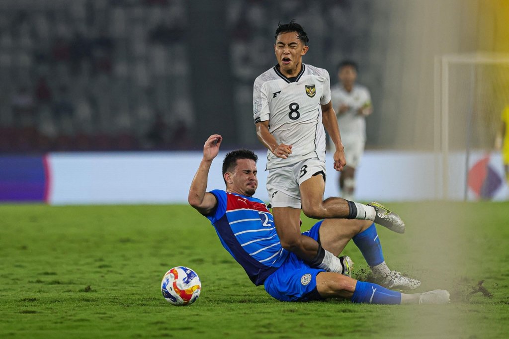 Rayhan Hannan menguasai bola saat laga Timnas U-23 Indonesia melawan Filipina di Stadion Utama Gelora Bung Karno, menunjukkan ketenangan dan kontrol dalam tekanan.