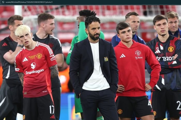 Ruben Amorim memberi instruksi kepada skuad Manchester United