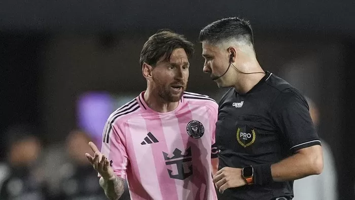 Lionel Messi dan Leandro Paredes