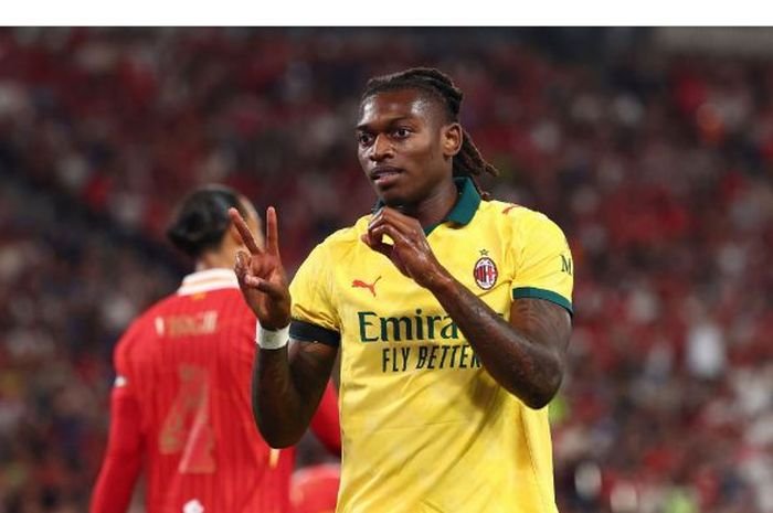 Rafael Leao merayakan golnya di depan pendukung AC Milan