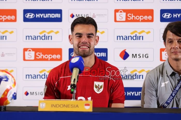 Penyerang Timnas U-23 Indonesia, Jens Raven, sedang memberikan keterangan kepada awak media di Media Center Stadion Utama Gelora Bung Karno