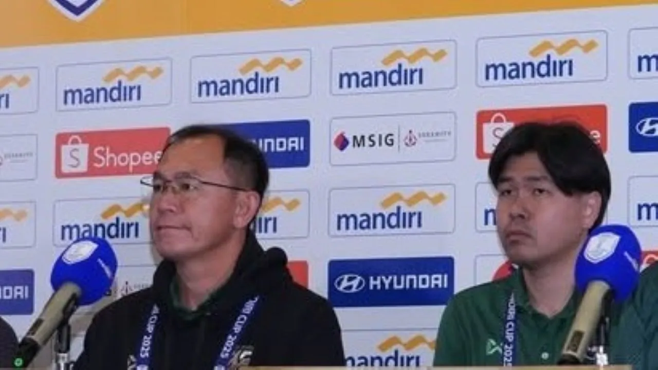 Pelatih Thailand Thawatchai Damrong-Ongtrakul